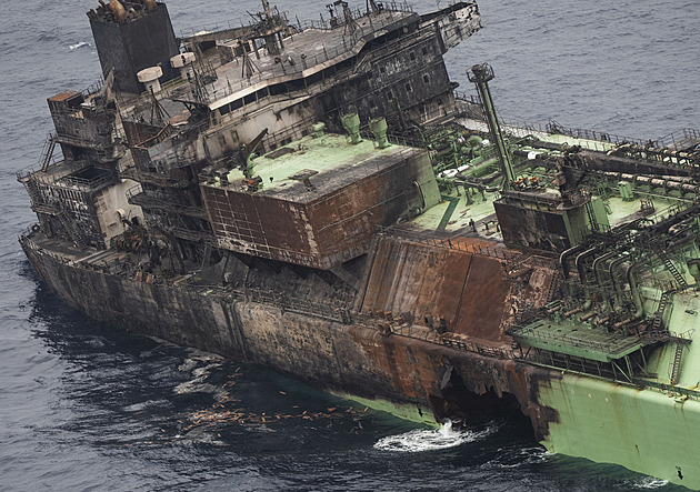 Tikající bomba ve Středomoří. Poškozený ruský tanker může způsobit katastrofu Tikající bomba ve Středomoří. Poškozený ruský tanker může způsobit katastrofu