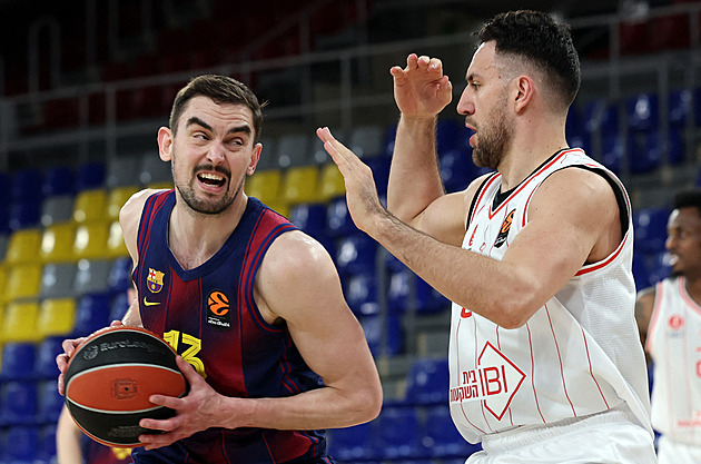 Barcelona v Eurolize počtvrté v řadě prohrála. Satoranský dal Hapoelu 11 bodů