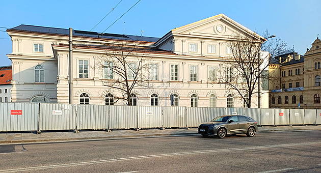 Rozpačitý start opravené Slavie. Je zkolaudovaná, ale kolem dál stojí plot