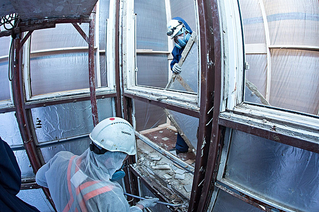 Žáci školy dýchali azbest. Policie a hygiena vyšetřují stavební firmu, hrozí jí sankce