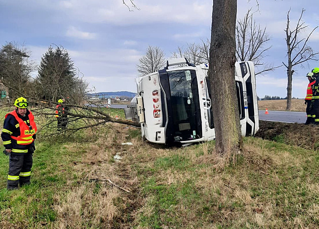 Smolný den pro náklaďáky. Boural kamion s pivem, cisterna plná mléka i domíchávač