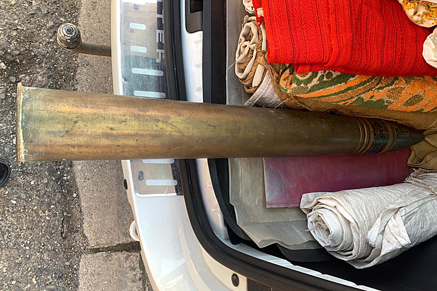 Munici zabalil jako miminko. Muž policistům přivezl minu a protipancéřový náboj