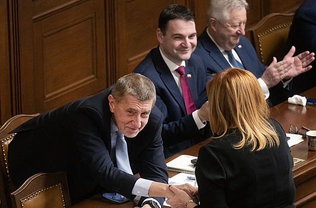 Koalice prosadila rozpočet a schodek 310 miliard. Poslanci překvapili Schillerovou Koalice prosadila rozpočet a schodek 310 miliard. Poslanci překvapili Schillerovou