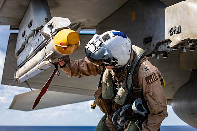 VIDEO: USA decimují íránské letectvo, ukázaly bombardování letiště