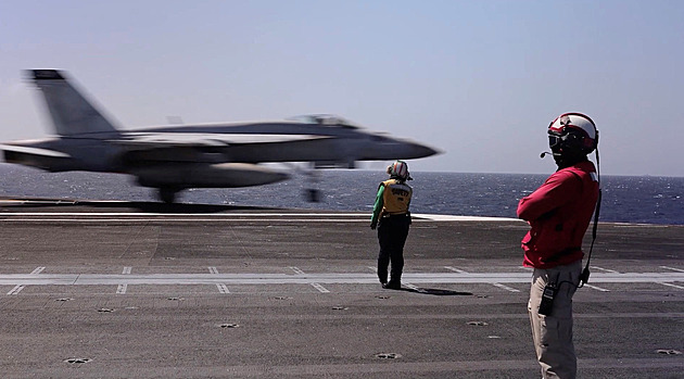 Nejdřív nefunkční WC, teď požár prádelny. Největší letadlovku USA sužují pohromy