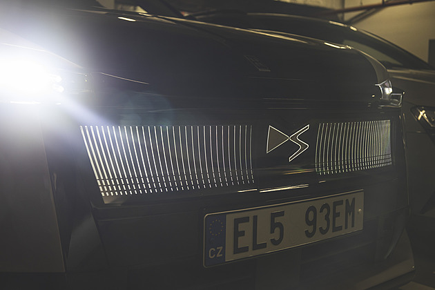 Manifest jinakosti. Auto, kterým jezdí i Macron, ukazuje záda konvencím