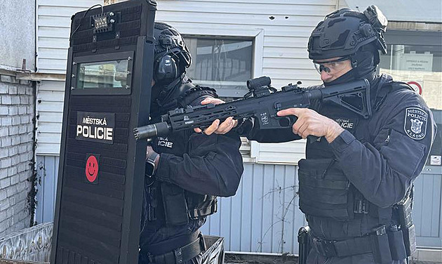 Ozbrojení policisté při výcviku překvapili zloděje, strachy mu povolil svěrač