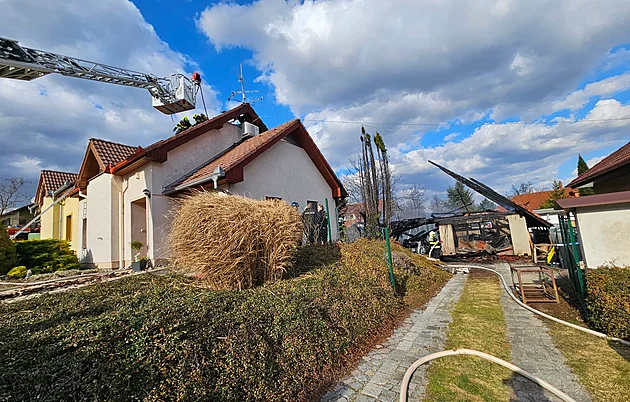 Na Vyškovsku hořel rodinný dům. Požár zhoršil vítr, škoda jde do milionů