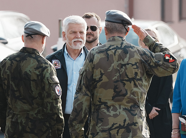 Prezident zamířil do kasáren, pak se zaměří na zemědělství a ekologii Prezident zamířil do kasáren, pak se zaměří na zemědělství a ekologii