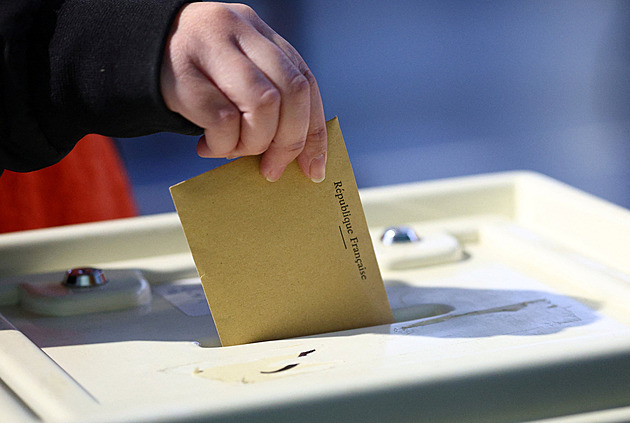 Ve Francii začalo první kolo místních voleb, prověří sílu krajní pravice
