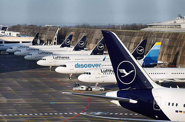 Evropa má letecké palivo už jen na týdny, říká šéf IEA. Aerolinky ruší lety