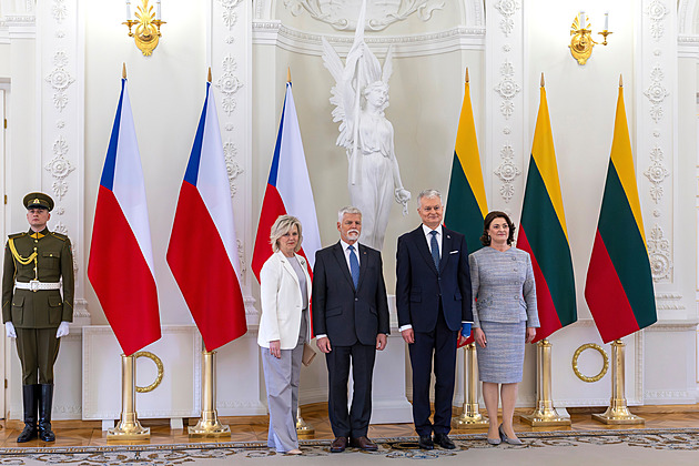 Pavel v Litvě opět kritizoval vládu za nízké výdaje na obranu. Probere to s Babišem