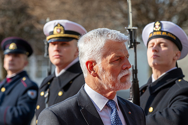 Koukal jsem na to, NATO to neuzná, řekl Pavel k maskovaným výdajům na dopravu