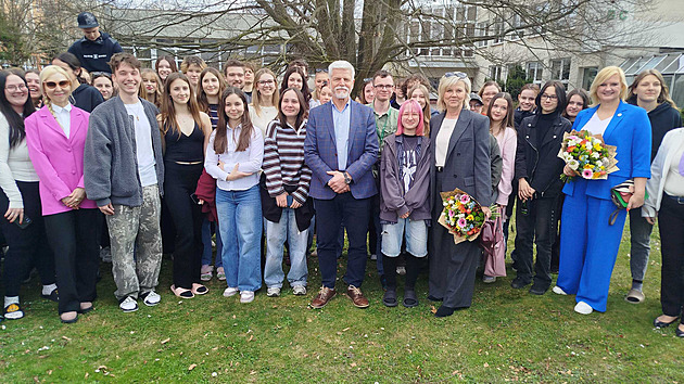 Pavel si prohlédl kasárny, pak ve flanelce zkusil odštípnout pár větví