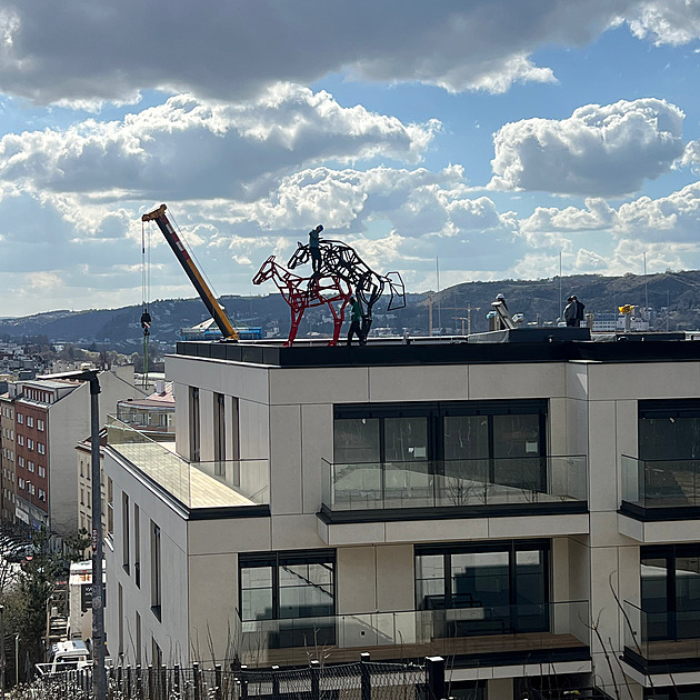 Šemík pářící se s klisnou zmizel z pražské střechy. Kontroverzní sochu čeká aukce