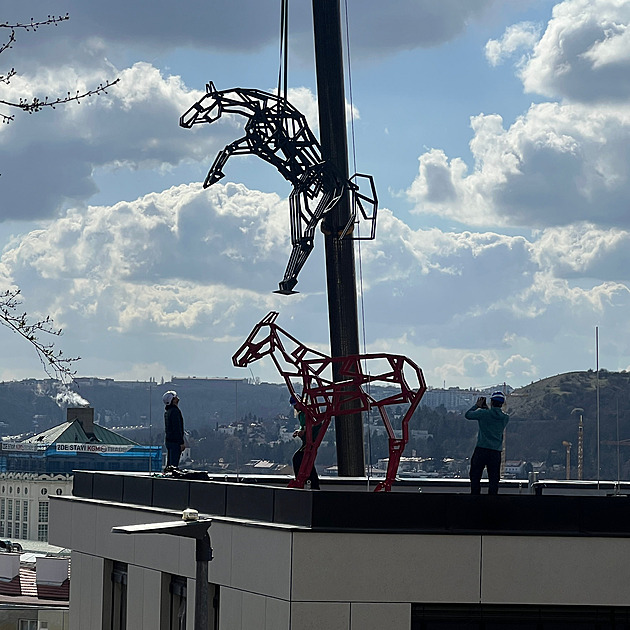 Šemík pářící se s klisnou zmizel z pražské střechy. Kontroverzní sochu čeká aukce