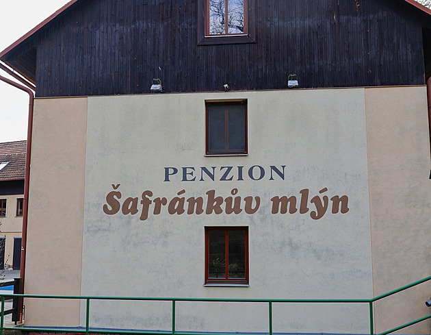 Penzion fungoval na povolení z roku 1989 pro pionýrský tábor, úřad to dlouho neřešil