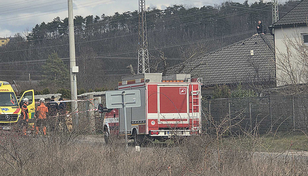 Majitel domu, který úřady nařídily zbourat, vylezl na střechu. Na místě je policie Majitel domu, který úřady nařídily zbourat, vylezl na střechu. Na místě je policie