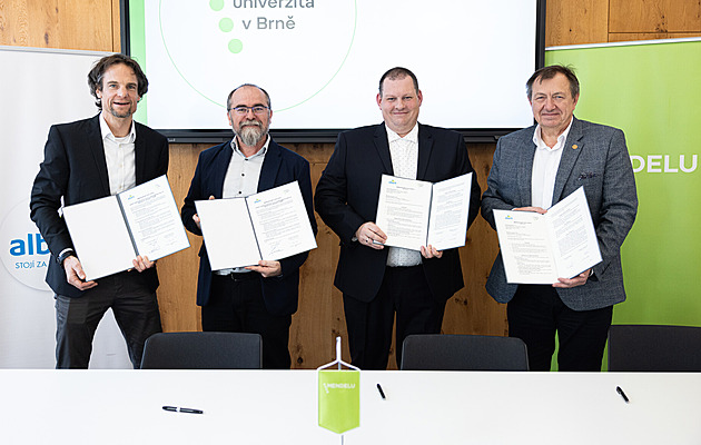 Po kritice se Albert snaží ukázat lepší tvář. S vědci chce pomoci zlepšit chov kuřat