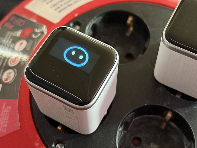 Pozná váš mobil a usměje se. Přitom je to jen nabíječka