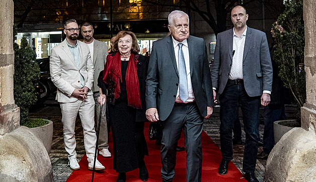 Na premiéru filmu o Livii Klausové přišli v Praze Zeman, Bohdalová či Schillerová