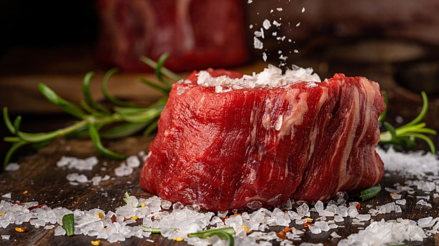 Profesionální kuchaři mají jasno: Kdy solit maso, aby zůstalo šťavnaté
