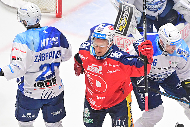 ONLINE: Druhé zápasy čtvrtfinále. Kometa v Pardubicích otáčí, Sparta hraje s Plzní