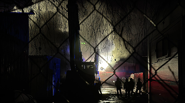 Noční požár v Hostivaři. Hořel elektroodpad a šrot, hasiči použili speciální techniku