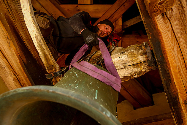 OBRAZEM: Zvony z Klení odletěly dřív, do dílny na opravu. Pořádá se na ně sbírka