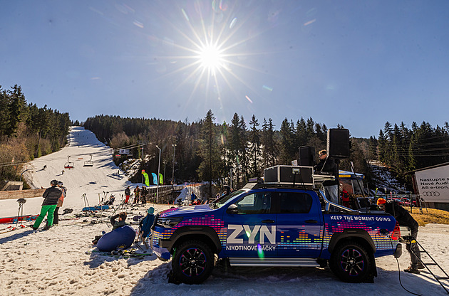 OBRAZEM: Jarní lyžovačka ve Špindlu vrcholí, DJ pod modrou oblohou mixuje muziku