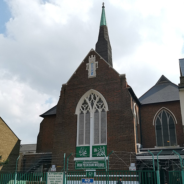 Britské kostely se mění v mešity, zastavme to, burcuje Farage. Čísla mluví jinak