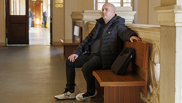 Vulgární výkřik a rána dveřmi. Muž neunesl potvrzení trestu za hrozby starostce