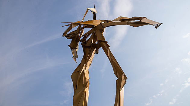 Do Olomouce se vrátila obří socha Stvůra, její autor teď finišuje další dílo