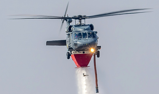 OBRAZEM: U Přerova létají černí jestřábi, piloti vrtulníků nacvičují hašení požárů