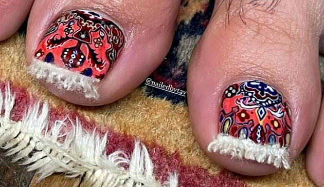 Špinavé nohy i pedikúra ve stylu koberce. Manžel Seleny Gomezové pobouřil internet