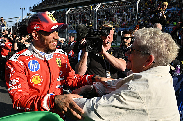 Hamilton děkoval maminkám: Bez vás bych nebyl, kým jsem. Pak jim přivezl pódium Hamilton děkoval maminkám: Bez vás bych nebyl, kým jsem. Pak jim přivezl pódium