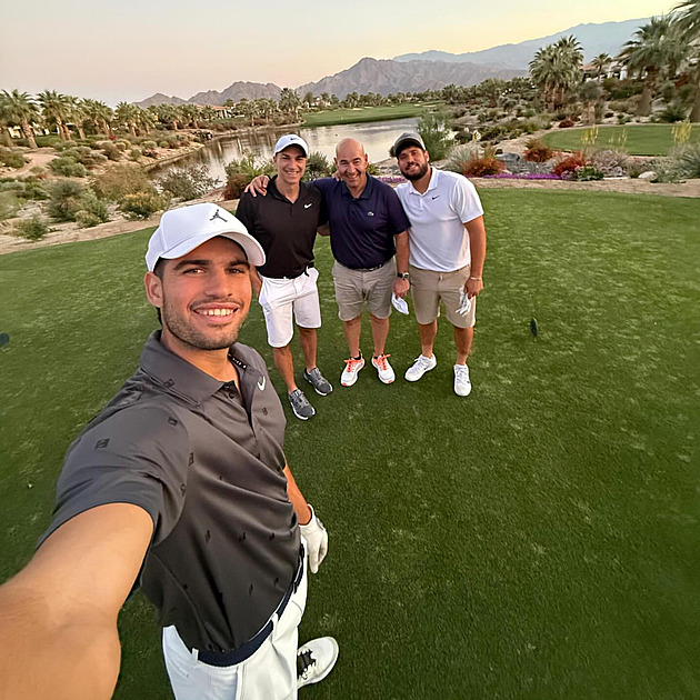 Alcaraz vyrazil na golf s Djokovičem a Zverevem. Přidal i nové tetování