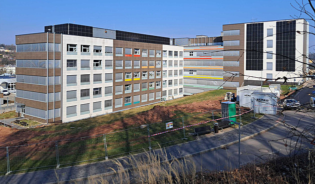 Pacientům v Náchodě pomůže s léčbou zahrada, záchranka získá zázemí