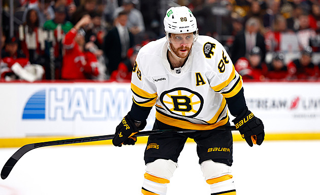 Krásné góly Pastrňáka a Zachy Bostonu stačily jen na bod, Nečas mírnil debakl