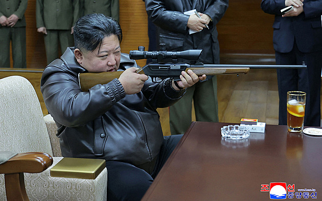 Chladný pohled a pevný stisk. Kim s dcerou na střelnici otestovali novou zbraň