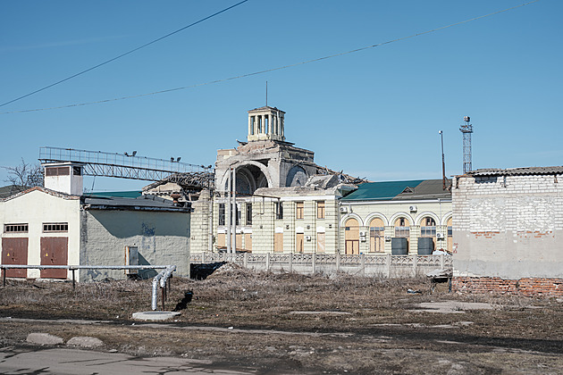 Bránu Donbasu pokryly antidronové sítě. Rusko rozevírá čelisti kolem Slovjansku
