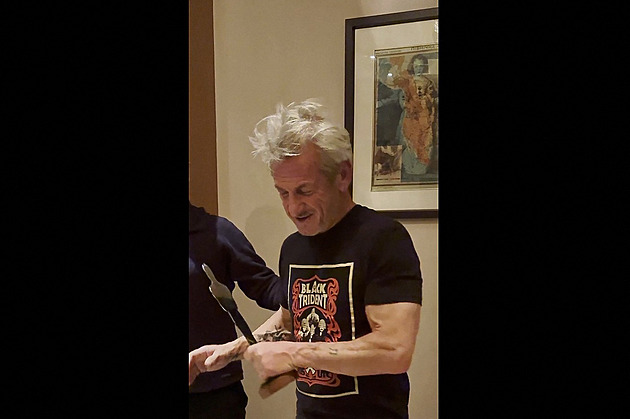 Sean Penn dostal na Ukrajině náhradního Oscara. Vyrobili ho z poničeného vlaku Sean Penn dostal na Ukrajině náhradního Oscara. Vyrobili ho z poničeného vlaku