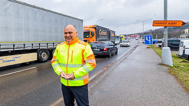 Kvůli stavbě křižovatky se tvořily kolony směrem z Polska. Kamiony kácely značky