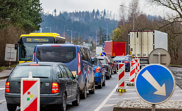 Kvůli stavbě křižovatky se tvořily kolony směrem z Polska. Kamiony kácely značky Kvůli stavbě křižovatky se tvořily kolony směrem z Polska. Kamiony kácely značky