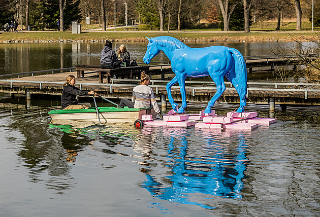 Jezírko ozdobily sochy modrých koní, senátor si k instalaci nevyřídil povolení