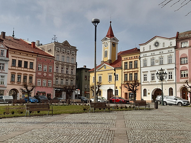 Broumov vyhlíží čápy. Připravil pro ně vyšší sloup, aby letos ušetřili Madonu Broumov vyhlíží čápy. Připravil pro ně vyšší sloup, aby letos ušetřili Madonu