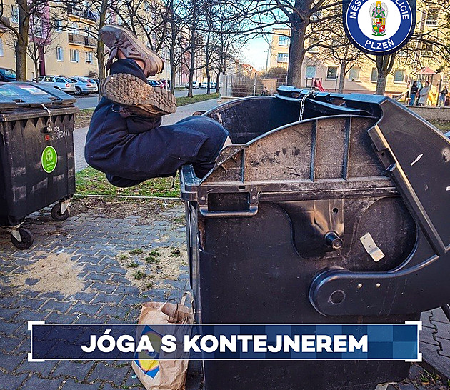 Skuhrání a nohy trčící ven. Narkoman uvázl v popelnici, zachránili ho strážníci