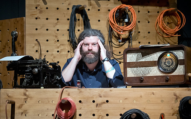 Dobrodruh, který zemřel v koncentračním táboře. Alfa připomíná Batličku