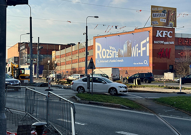 Dopravní peklo v Plzni. Rekonstrukce tramvajové trati výrazně omezí dopravu