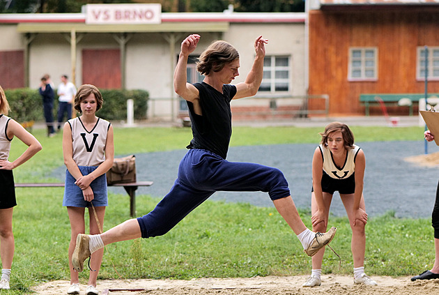 Petra Uhlíka navlékli do dámských šatů. Přesto nehrál ženu